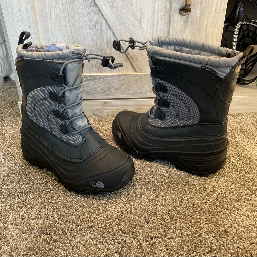 The North Face Alpenglow IV Boot, Griffin Grey/Zinc Grey, 3 US Little Kid
